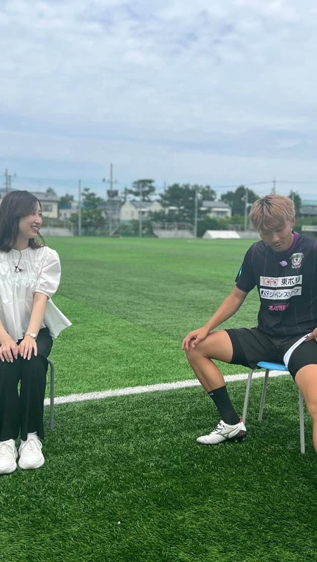 臼井佑奈のインスタグラム：「J2第19節までの渡邉りょう選手ベストゴールは？🤔  先日のKICK OFF! では泣く泣くカットになってしまった質問🎤ディレクターがスマホで撮ってくれていたので、せっかくなのでシェア🤲🏻渡邉選手が超いい話をしているのに途中で終わってごめんなさい。笑 渡邉選手の人の良さがわかるのと、藤枝愛が強いディレクターが笑ってくれているのが嬉しい動画です！笑  私は、10ゴールを記録してから5試合ゴールが生まれない中、壁を越えて11ゴールに伸ばした20節のゴールが好きです🥳このインタビュー直後の得点ですが…✌🏽  さ、明日は藤枝vs熊本のDAZNのインタビュアーです🎤  #渡邉りょう 選手 #藤枝MYFC #jleague」