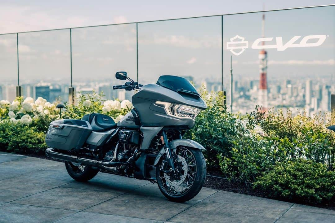 Harley-Davidson Japanさんのインスタグラム写真 - (Harley-Davidson JapanInstagram)「「CVO ストリートグライド」「CVOロードグライド」のジャパンプレミアが都内で開催され、新型CVOの日本モデルが初公開されました。ドラマチックな新ビジュアルデザインのもと、最大排気量1977ccを誇るパワートレイン新型Milwaukee-Eight VVT 121を搭載するALL NEWプレミアモデルです  https://www.h-d.com  #ハーレーダビッドソン #HarleyDavidson #UnitedWeRide #CVOStreetGlide #CVORoadGlide #CVOストリートグライド #CVOロードグライド」6月16日 19時16分 - harleydavidsonjapan