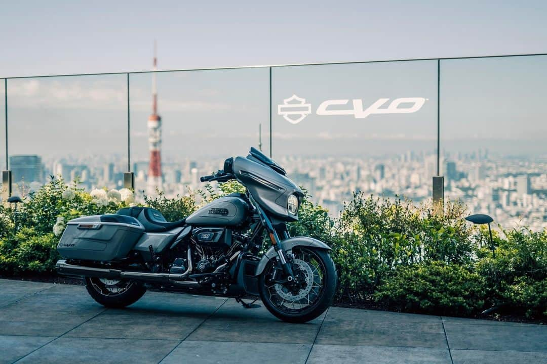 Harley-Davidson Japanさんのインスタグラム写真 - (Harley-Davidson JapanInstagram)「「CVO ストリートグライド」「CVOロードグライド」のジャパンプレミアが都内で開催され、新型CVOの日本モデルが初公開されました。ドラマチックな新ビジュアルデザインのもと、最大排気量1977ccを誇るパワートレイン新型Milwaukee-Eight VVT 121を搭載するALL NEWプレミアモデルです  https://www.h-d.com  #ハーレーダビッドソン #HarleyDavidson #UnitedWeRide #CVOStreetGlide #CVORoadGlide #CVOストリートグライド #CVOロードグライド」6月16日 19時16分 - harleydavidsonjapan