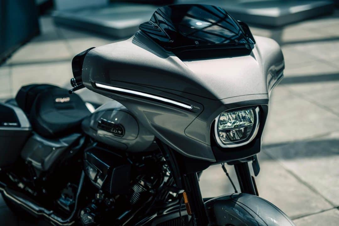Harley-Davidson Japanさんのインスタグラム写真 - (Harley-Davidson JapanInstagram)「「CVO ストリートグライド」「CVOロードグライド」のジャパンプレミアが都内で開催され、新型CVOの日本モデルが初公開されました。ドラマチックな新ビジュアルデザインのもと、最大排気量1977ccを誇るパワートレイン新型Milwaukee-Eight VVT 121を搭載するALL NEWプレミアモデルです  https://www.h-d.com  #ハーレーダビッドソン #HarleyDavidson #UnitedWeRide #CVOStreetGlide #CVORoadGlide #CVOストリートグライド #CVOロードグライド」6月16日 19時16分 - harleydavidsonjapan