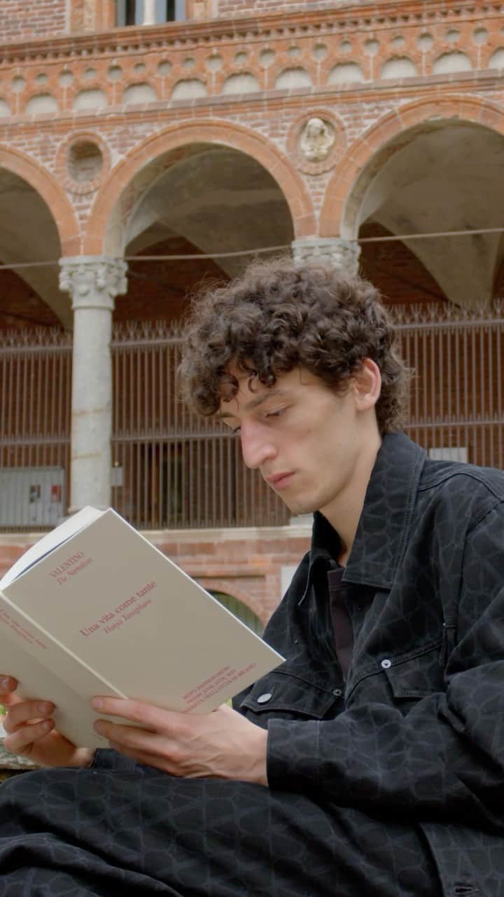 のインスタグラム：「A marked shift toward the future, through the pages of @hanyayanagihara’s “A Little Life.”   Today at 2:00 PM CEST, tune in to watch the Maison’s new menswear show, Valentino The Narratives, live from Milan.   #ValentinoNarratives」