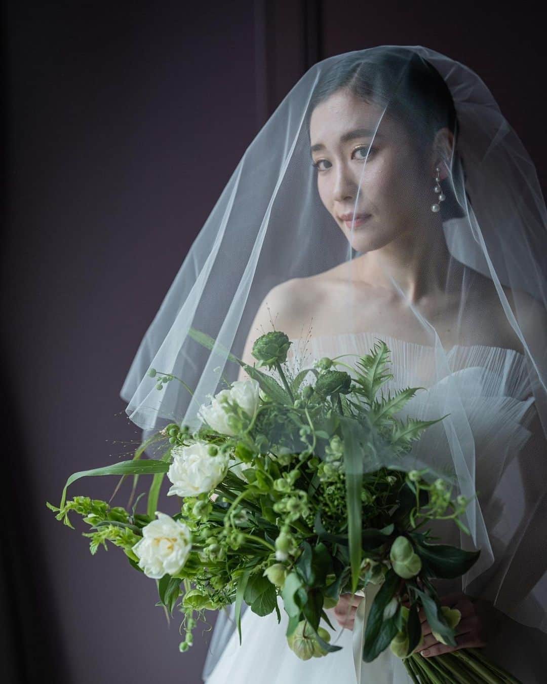 のインスタグラム：「.  Wedding Bouquet  ウェディングブーケは グリーンメインでボリューム感を持たせ ナチュラルでありながらも華やかな雰囲気に  会場装花やドレスの雰囲気に合わせながら 世界に一つだけのブーケを 専属のフローリストがつくりあげます  みなさまはどのようなブーケをお持ちになられたいですか  @oriental.hotel.kobe  @oriental.hotel.wedding  @hibiyakadan_kobe  @kobe_laviephotography  @thetreatdressing  #ohk花嫁 #weddingbouquet #weddingdress #tuxedo #ウェディングドレス #タキシード #ウェディングブーケ #居留地 #thetreatdreesing #orientalhotel #orientalhotelwedding #オリエンタルホテル #オリエンタルホテル旧居留地」