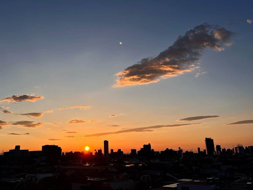 渡辺達生のインスタグラム：「2023.06.16…アー良い天気だった☀️ウチに着いたらこの夕日！さぁ夕飯だ… #tatsuowatanabe」