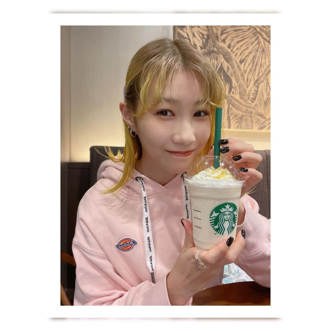 稲葉るりさんのインスタグラム写真 - (稲葉るりInstagram)「髪の毛イエローだからレモン飲んできたっ🍋 美味しかった🫠  #ゆかダック　#ヘアメイクアップアーティスト　#美容　#スタバ　#レモン　#ディッキーズ　#ピンク　#イエロー　#パーカー　#ストリート　#ストリートファッション　#ハイトーン　#外はね　#サロモ　#サロンモデル」6月16日 20時00分 - make_up_yuka