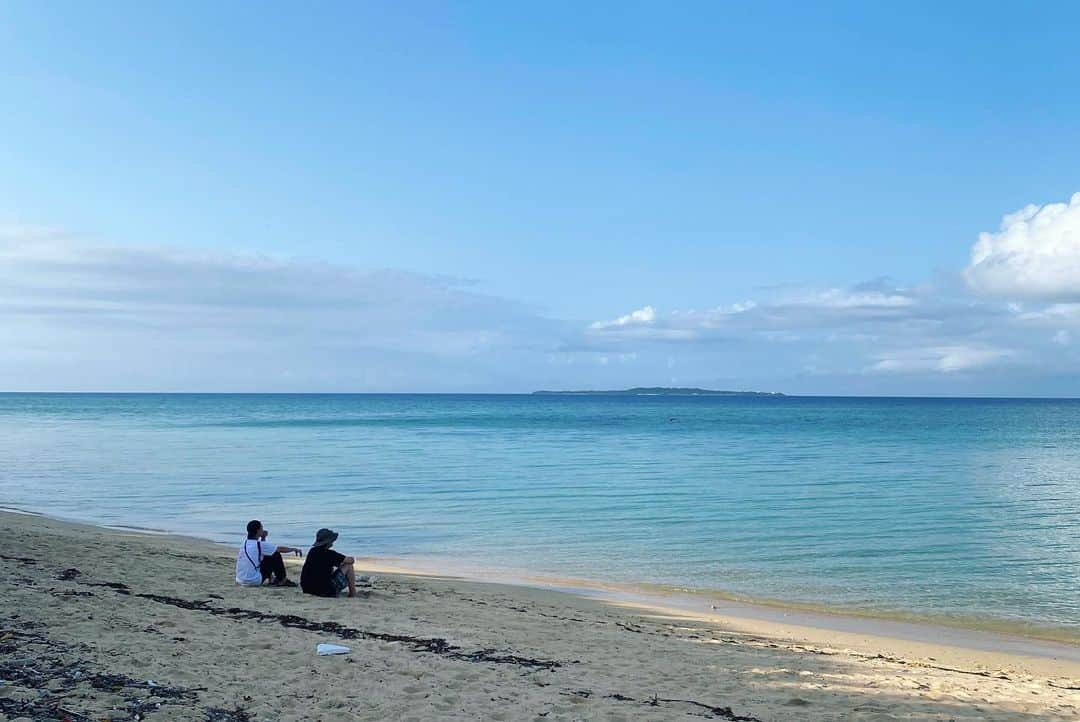 網中健太さんのインスタグラム写真 - (網中健太Instagram)「BRUTUS最新号「山を、歩こう。」にて、井浦新さんと大好きな西表島を歩いてきました。圧倒的な自然に身を委ね、感覚を研ぎ澄ましシャッターを切り続けた3日間。是非誌面にてご覧ください⛰  4枚目の写真は、西表島に到着した日の空き時間での一コマ。新さんと美しい海を目の前に、"なにもしない"をした幸せな時間でした。（📷 @tsuyoshinakanishi ）  新さん、ありがとうございました！またどこか一緒に歩きましょう⛰  Md @el_arata_nest さん W @kosuke_kobayashi さん Ed @tsuyoshinakanishi さん（ @brutusmag ） Special thanks to @iriomote_umanchu_cafe  敏夫さん・素敵な奥様 Ph @kentaaminaka_portrait   #井浦新  #arataiura  #brutus  #西表島  #iriomoteisland  #portrait  #網中健太  #kentaaminaka」6月16日 19時24分 - kentaaminaka_portrait