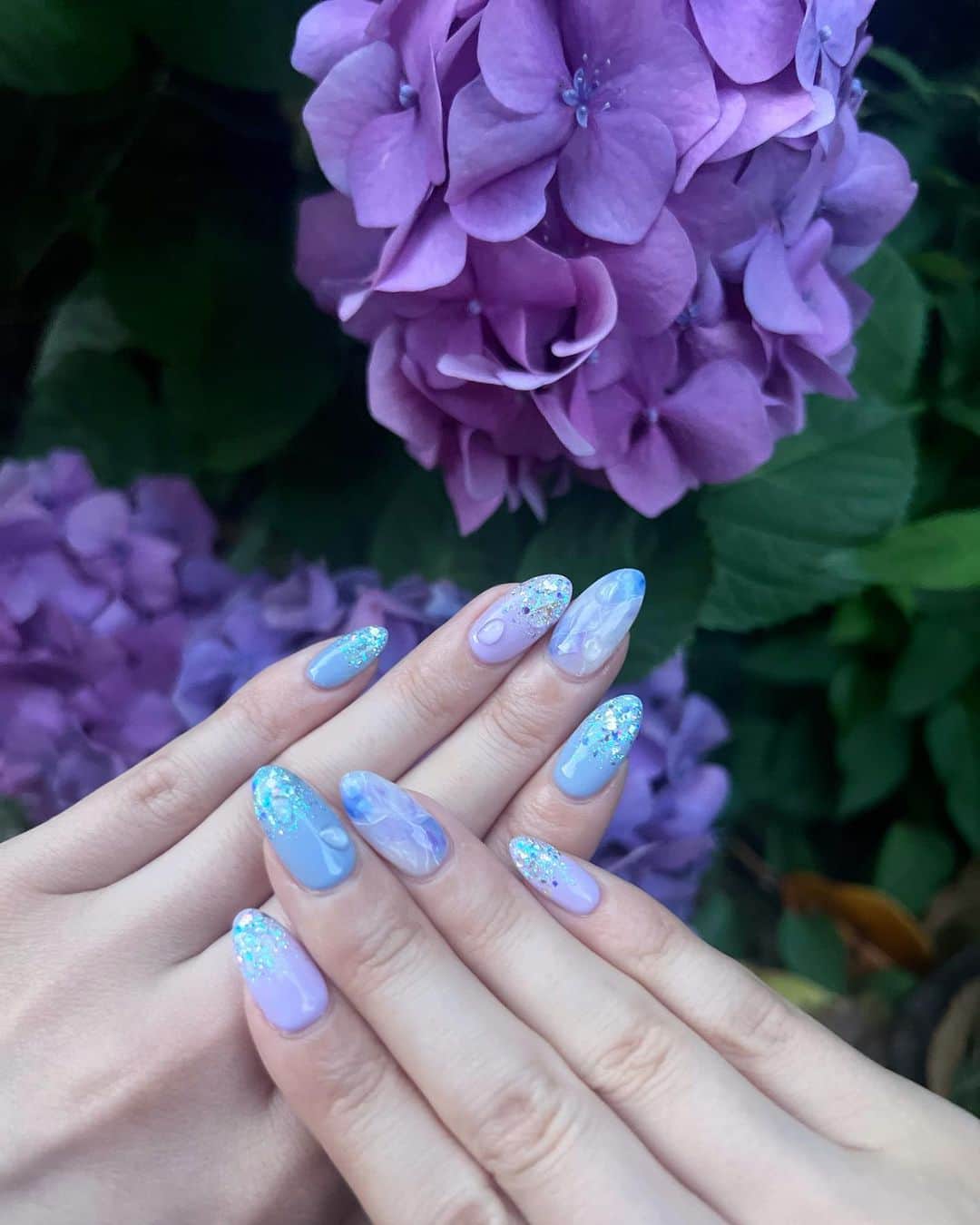 のインスタグラム：「紫陽花𝐧𝐚𝐢𝐥𝐬🩵💜☂️ . . . . この色味どタイプ🥹水滴付けてもらった💧💎 可愛すぎてずっと見てられる💅 . . . . . #newnails #newnail #nailart #nails #cute #me #design #fashion #selfie #紫陽花ネイル #梅雨ネイル #雫ネイル #水滴ネイル #6月ネイル #ニュアンスネイル #ラメネイル #キラキラネイル #パープルネイル #ブルーネイル #大人ネイル #ネイルデザイン #カメラ女子 #セルフィー #いいね返し #紫陽花 #紫陽花寺 #渋谷ネイルサロン #渋谷」