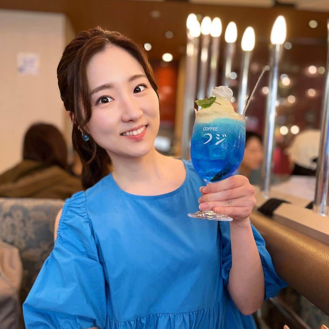 世永聖奈のインスタグラム：「💙 ⁡ ⁡ 久しぶりに飲みました ⁡ 懐かしい味がしました ⁡ 撮影 @suzukierika_tsb   ⁡ #親友とデート #クリームソーダ #レトロ #レトロ喫茶」