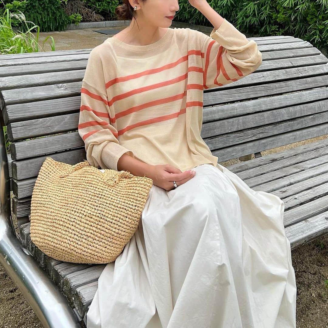 Nagiのインスタグラム：「シアートップスにロングスカート  いい感じの透け感☺️ 長袖だけど薄手で夏もいけるトップス  tops. @classicalelf_official  　　(ベージュ系1 Lsize着) inner. #uniqlo  shoes. newbalance   #クラシカルエルフ #classicalelf #エルフコーデ #タイアップ #java #ジャバ#gu #zara #ユニクロ #ジーユー #ザラ #zozo #zozotown #zozo購入品 #zozotown購入品 #プルオーバー #シアートップス #ボーダートップス#大人カジュアル#プチプラ」