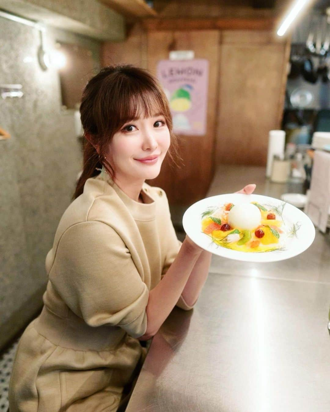 宇水遥佳さんのインスタグラム写真 - (宇水遥佳Instagram)「. 自由が丘でディナーの日🍽 久しぶりにイタリアンが食べたくて 美味しくて接客が素敵なお店と巡り会いました💓 2枚目以降もぜひ見てみてください✨ . ネオイタリアンとしてイートインとテイクアウトの 2つ顔をもちお店の名前は『nishoku』🍝 カウンター、テーブル、立ち飲みスペースがあって いろんな用途で使えるお店です🥰 . 全部美味しかったけど、一枚目の ブラータチーズとフルーツのカプレーゼが めちゃくちゃ美味でした🥰 レモンサワーもたくさん種類があったので レモンサワー好きにはぴったり🍋 . @nishoku.jiyugaoka  #ニショク #ネオイタリアン酒場  #自由が丘ディナー #東横線グルメ #二色なお店  #pr #a7siii #一眼レフ女子」6月16日 19時31分 - haruka._.usui