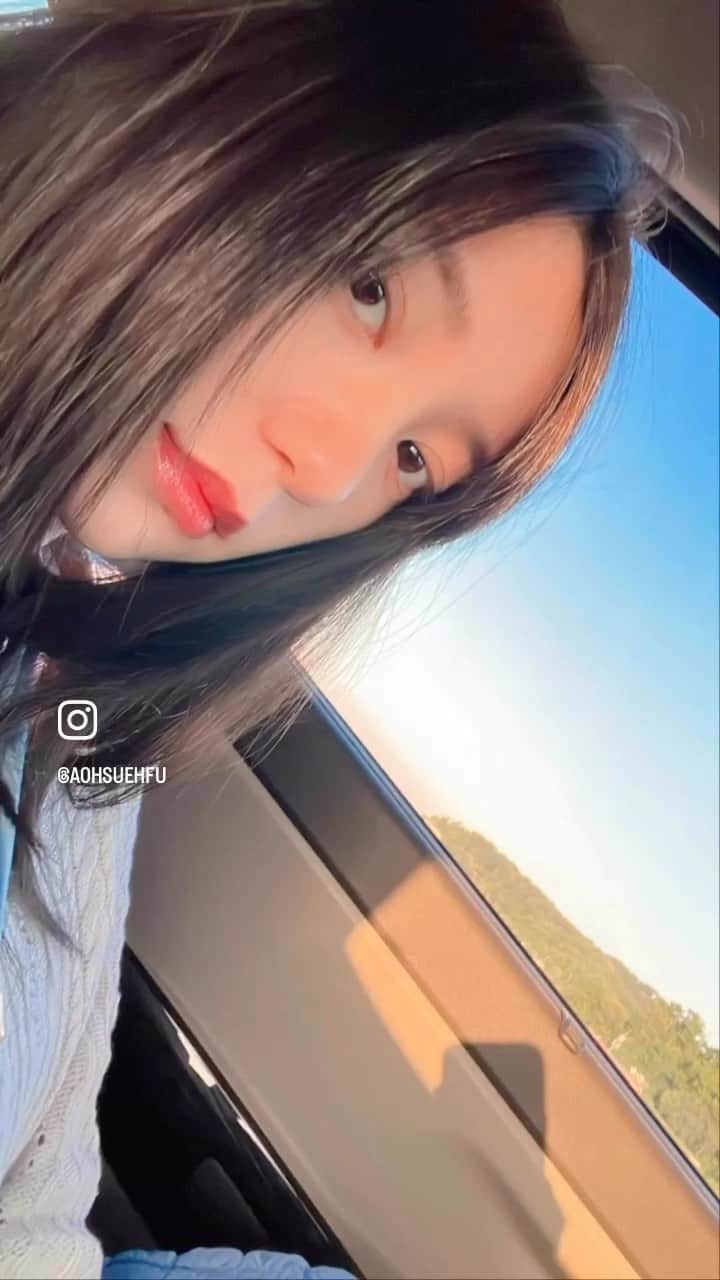 のインスタグラム：「:  夕陽🌇與我的一頭亂髮🤦🏼‍♀️  和揮之不去的痘🌚  . . .  👚 @her.byh  🌇」