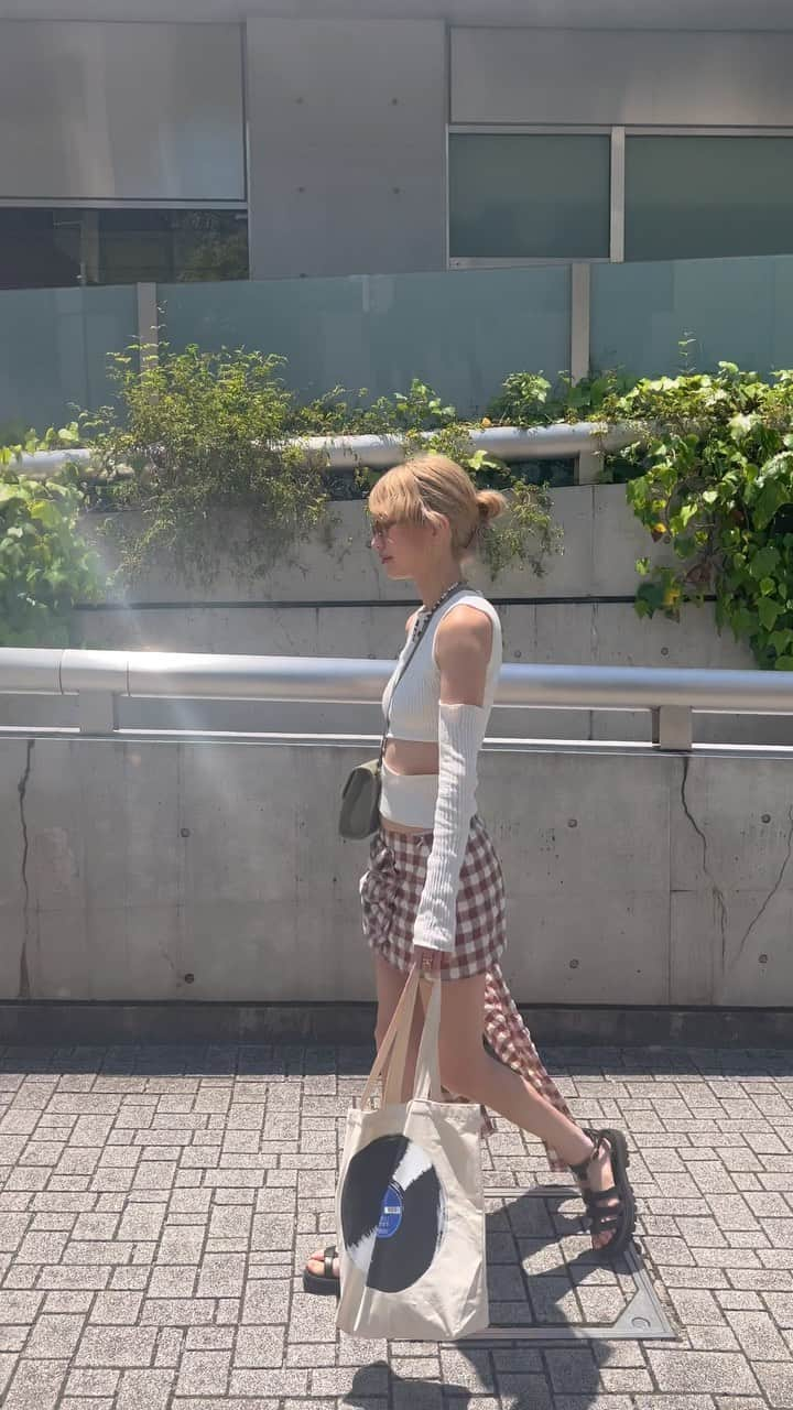 山本ソニアのインスタグラム：「今日の私服🤭🤍 友達がなんとなく撮ってくれた  毎日撮って欲しい💞  トートバックの中身はジムウェア！ 最低週2でジムが習慣🚴‍♀️💦  Tops @girlssociety_official  Skirt @acnestudios  Bag @minitmute  Hair clip @eatme_japan  Sandal @celine Sunglasses @blanc_official  Tote bag @bonjourrecords @violaandroses   #tokyomodel#tokyogirl#streetstyle  #girlssociety #minitmute #blanc #celine #acnestudios #eatme #bonjourrecords」