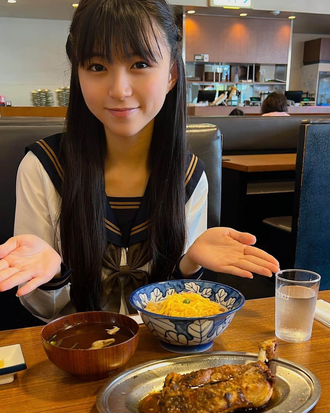 大里菜桜のインスタグラム：「パワー出す日は骨付鳥🐓 鶏めし大好きで大満足メニュー💖 香川県民にはお馴染みのお店で🍴  #骨付鳥#香川県#美味しい#満足#大里菜桜」