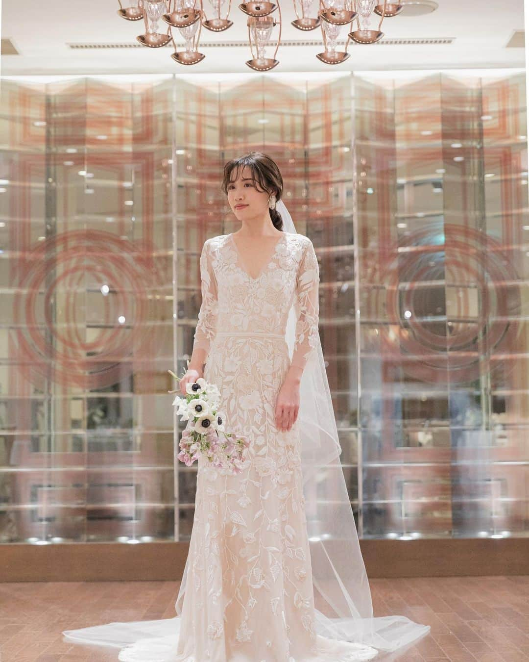 JUNO TENJINさんのインスタグラム写真 - (JUNO TENJINInstagram)「Wedding Dress  JUNO × @hiramatsuwedding_hakata   レストランひらまつの温かく 心地良い時間が流れる上質空間に Hermione de Paulaの一着をおすすめ致します  "ローズウォーター"と呼ばれる 温かみのあるヌードカラー その上に施された白糸の刺繍は モチーフの草花を生き生きと表現してくれます  多様な草花が品よく 生き生きと表現されているのは 日々自然に触れスケッチを続ける Hermioneだからそこ叶う世界観です🕊️  Dress No.03-20679   #junowedding   #junodress  #wedding   #weddingdress   #ウェディングドレス  #カラードレス  #ドレス試着  #結婚式  #前撮り  #2023春婚  #2023夏婚  #2023冬婚  #プレ花嫁   #九州プレ花嫁  #福岡プレ花嫁  #少人数ウェディング  #家族婚  #ひらまつウェディング  #ひらまつ花嫁  #hirawatsu花嫁   #juno天神本店」6月16日 19時36分 - juno_tenjin