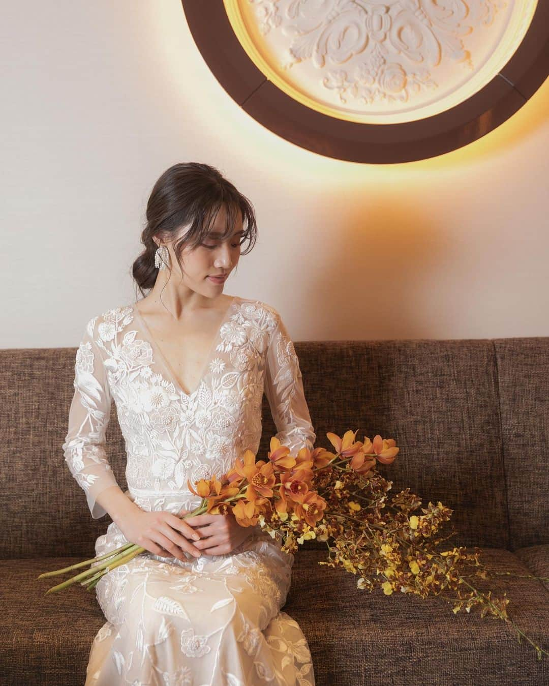 JUNO TENJINさんのインスタグラム写真 - (JUNO TENJINInstagram)「Wedding Dress  JUNO × @hiramatsuwedding_hakata   レストランひらまつの温かく 心地良い時間が流れる上質空間に Hermione de Paulaの一着をおすすめ致します  "ローズウォーター"と呼ばれる 温かみのあるヌードカラー その上に施された白糸の刺繍は モチーフの草花を生き生きと表現してくれます  多様な草花が品よく 生き生きと表現されているのは 日々自然に触れスケッチを続ける Hermioneだからそこ叶う世界観です🕊️  Dress No.03-20679   #junowedding   #junodress  #wedding   #weddingdress   #ウェディングドレス  #カラードレス  #ドレス試着  #結婚式  #前撮り  #2023春婚  #2023夏婚  #2023冬婚  #プレ花嫁   #九州プレ花嫁  #福岡プレ花嫁  #少人数ウェディング  #家族婚  #ひらまつウェディング  #ひらまつ花嫁  #hirawatsu花嫁   #juno天神本店」6月16日 19時36分 - juno_tenjin