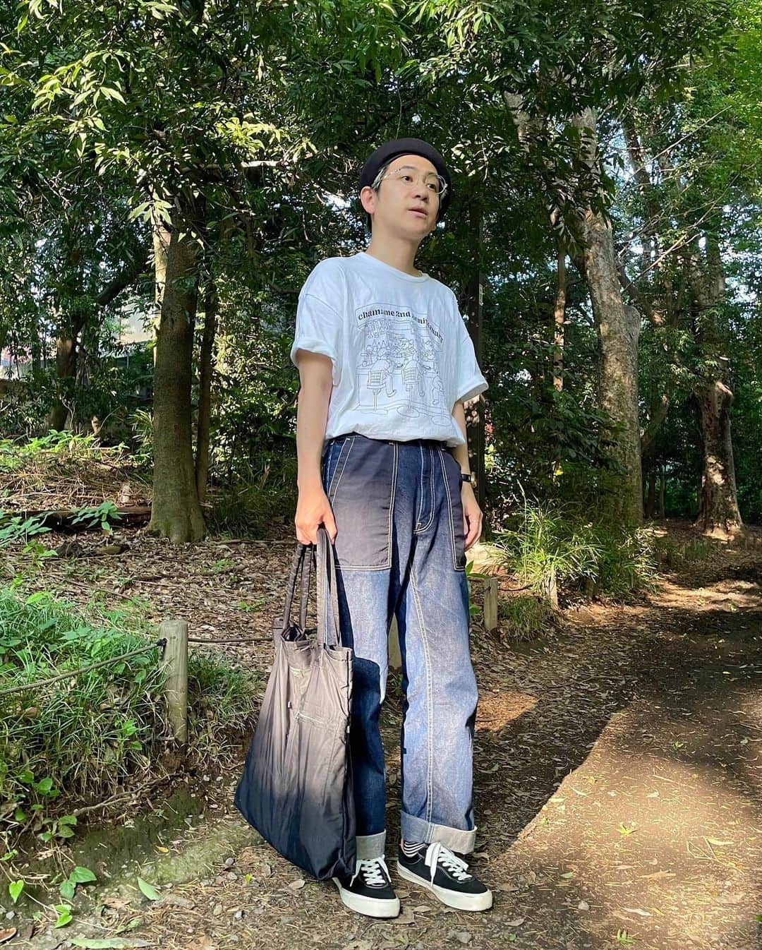 中込悠のインスタグラム：「今日は 『形から入り形だけで終わる漫画家志望』。  大好きなカレー屋さんchamameの2周年Tシャツを着ています。実は、こちらをデザインされているmegumiyamazakiさんに僕たちの単独Tシャツもデザインしていただいたのでかなりクールです。そんな単独ライブのネタ作りを今日はコジコジとコラボ中のカフェでしてきました。  @_chamame_  @megumi_.yamazaki   cap:#kijimatakayuki  glasses:#mykita #maisonmargiela  tee:#chamame  pants:#commedesgarconshomme  shoes:#lastresortab  bag:#porter   #ベレー帽  #漫画家  #カレー  #コジコジ  #ootd  #エレガント人生中込  #エレガント人生祥子  #エレガント人生」
