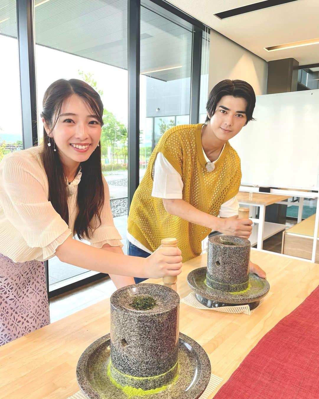 小椋寛子のインスタグラム：「おは土ロケでリッキーと宇治に行ってきました😊 お茶好きにはたまらない体験もさせていただきました☺️ 明日のおは土ご覧ください♫  #おは土 #おはよう朝日土曜日です #ABCテレビ #京都 #宇治市 #茶づな #宇治茶 #抹茶 #真田理希 くん」