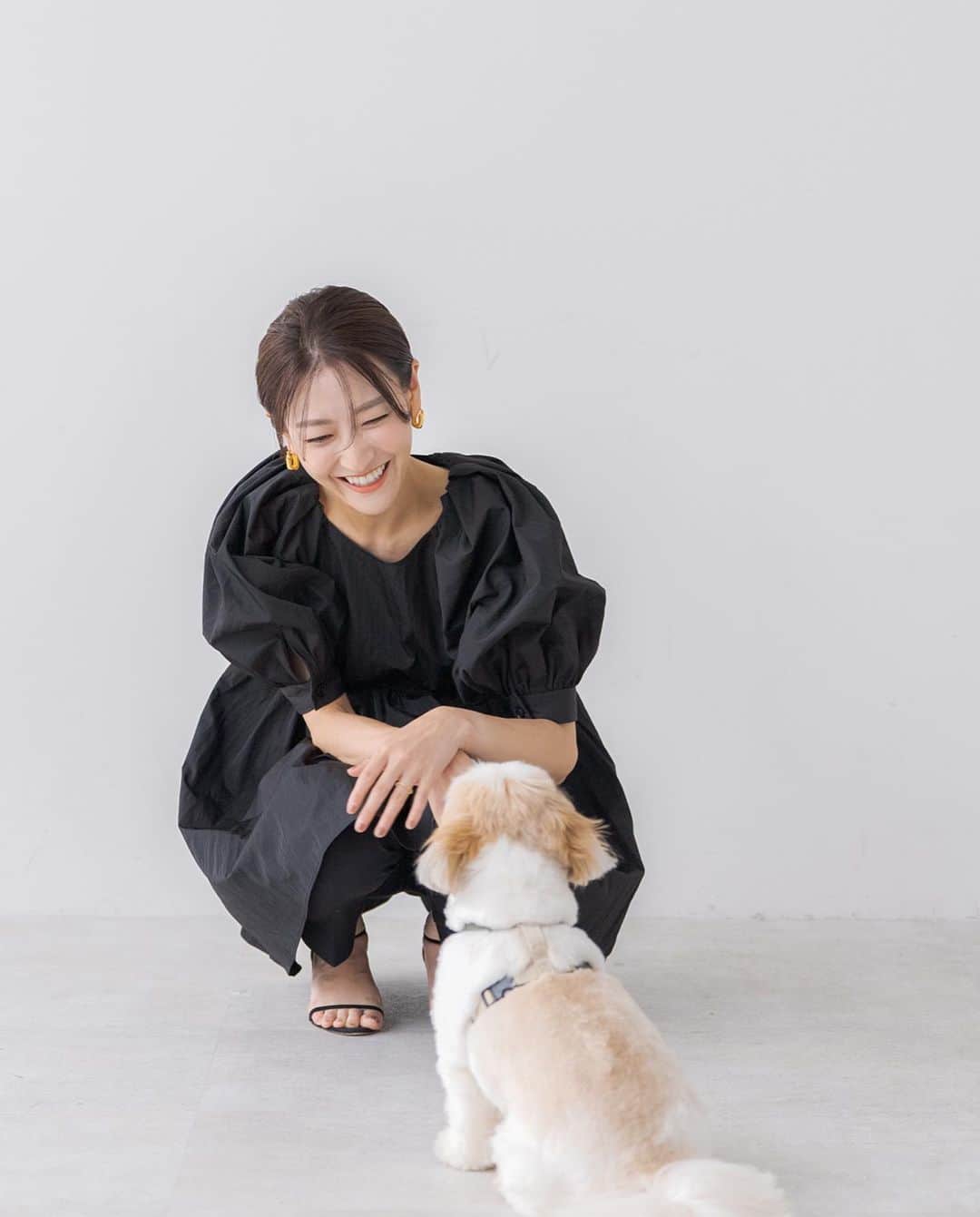 金子麻貴のインスタグラム：「むーちゃんと貴重な2ショット🐶  おっとりさんでいつも私の後ろをついて回ってる💓  怒られると尻尾ぷりぷりして目を細くして潤ませるのは計算高い😏✨  そしてこの時のご質問多かったのですがワンピではなくブラウスです☺️少し長めの丈でヒップもカバーできるし袖のボリュームもすごく可愛い✨  ジャガードも人気でしたが無地バージョンもデイリーに使いやすいです💓   @re_gleam  6/22 20:00〜発売  #fashion#regleam#ブラウス#ブラックコーデ#ボリュームブラウス#シーズー#ワンコのいる生活#ワンコ#愛犬との時間#ママコーデ#シンプルコーデ」