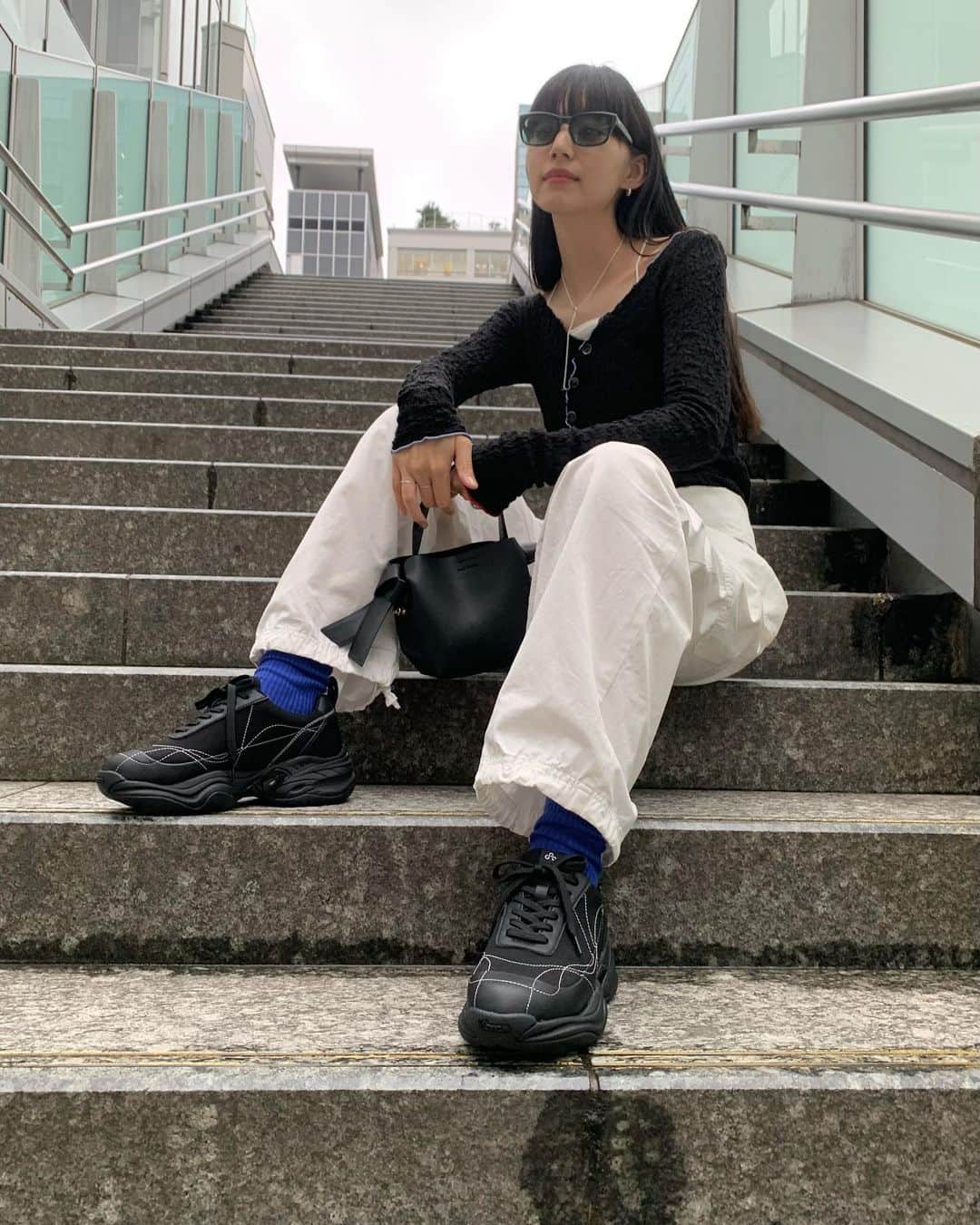 Shiho Sasakiのインスタグラム：「おnewのスニーカー履いてた日👟💡 重めのEVAソールと配色ステッチがかわいいのよ  #私服」