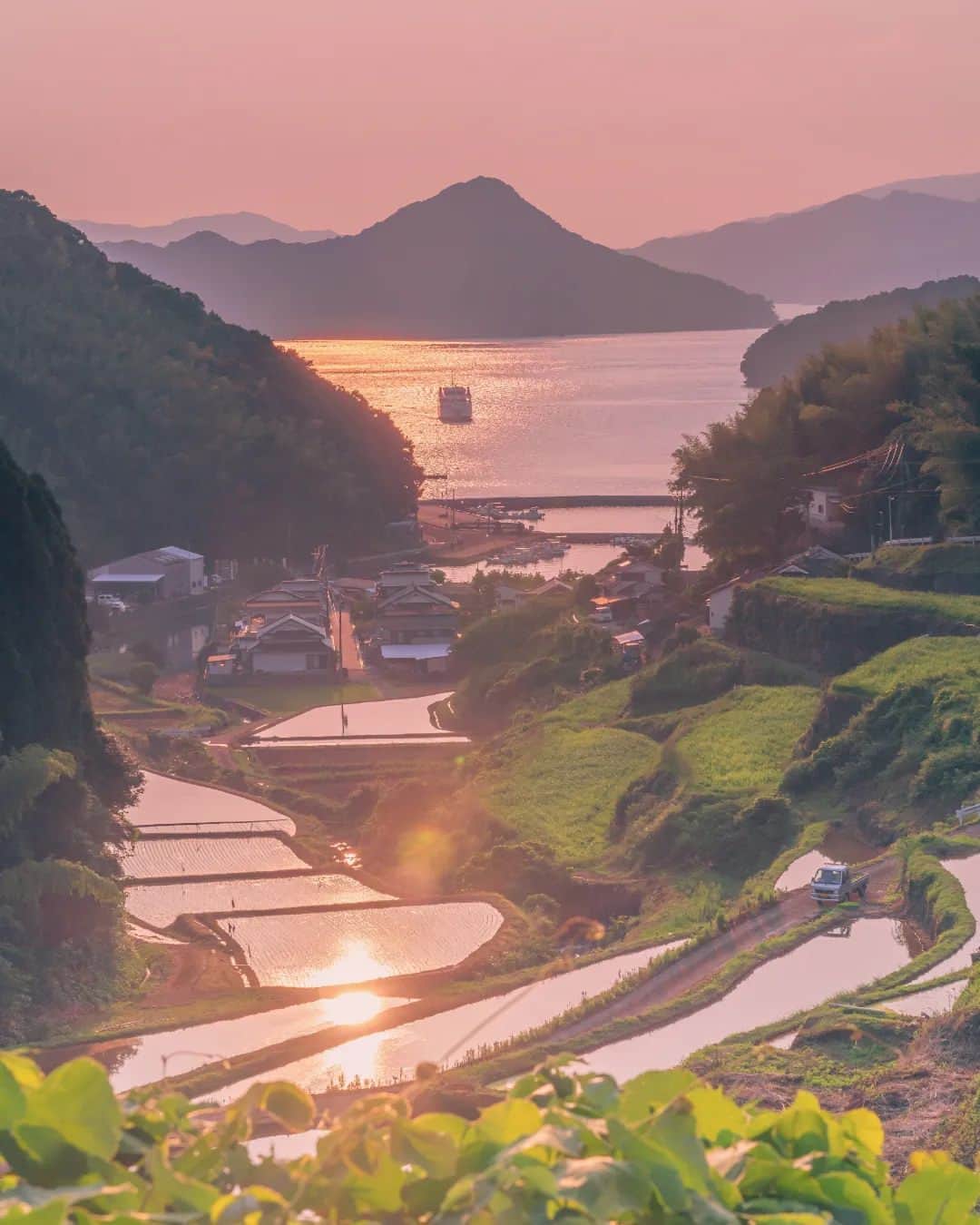 鹿児島よかもん再発見さんのインスタグラム写真 - (鹿児島よかもん再発見Instagram)「長島町にある船津の棚田へ(^-^)/  夕暮れ、早めに長島に着いたので、少し道草をくって到着したら、すでにスタンバイされている方々が💦  ご一緒して頂いた皆様、ありがとうございましたm(__)m  ※Instagramの画角はちょっと狭くなるので少し不満でもあります😢  ※撮影条件が合うことが少ないので、日によって撮影者が集中することもあるかもしれないです。地域の皆様のご迷惑にならないように、安全&通行の妨げにならないように配慮しましょう。  #鹿児島 #鹿児島観光 #長島 #長島町 #長島町観光 #蔵之元 #船津の棚田 #鹿児島の風景 #鹿児島の自然 #棚田 #kagoshima #kagoshimaphoto #kagoshimaphotograph」6月16日 19時48分 - kagoshimayokamon