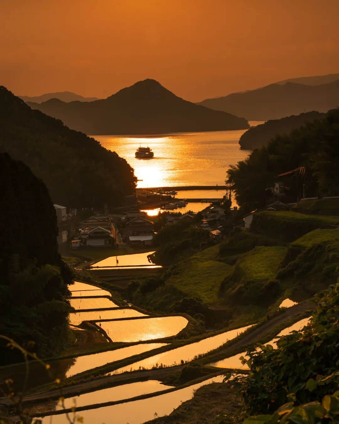 鹿児島よかもん再発見のインスタグラム：「長島町にある船津の棚田へ(^-^)/  夕暮れ、早めに長島に着いたので、少し道草をくって到着したら、すでにスタンバイされている方々が💦  ご一緒して頂いた皆様、ありがとうございましたm(__)m  ※Instagramの画角はちょっと狭くなるので少し不満でもあります😢  ※撮影条件が合うことが少ないので、日によって撮影者が集中することもあるかもしれないです。地域の皆様のご迷惑にならないように、安全&通行の妨げにならないように配慮しましょう。  #鹿児島 #鹿児島観光 #長島 #長島町 #長島町観光 #蔵之元 #船津の棚田 #鹿児島の風景 #鹿児島の自然 #棚田 #kagoshima #kagoshimaphoto #kagoshimaphotograph」