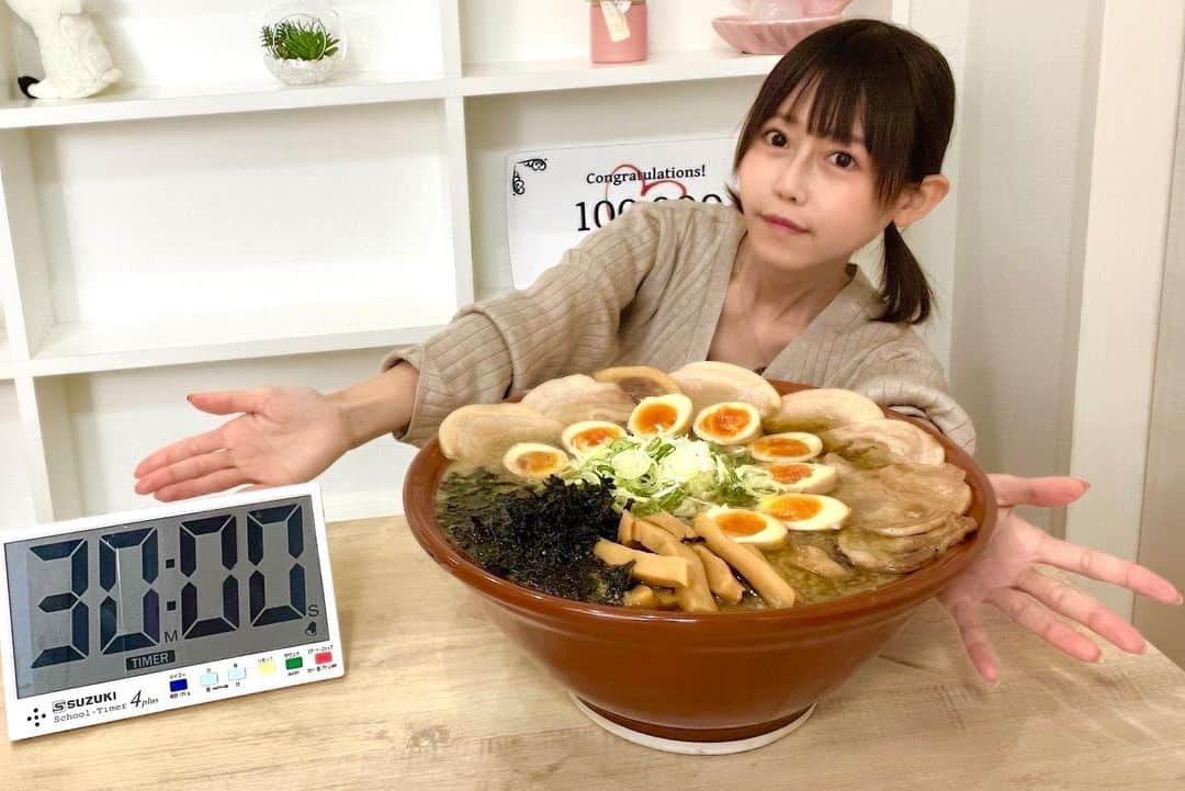 おごせ綾のインスタグラム：「王道にして最強の日清本麺こくうま醤油をスペシャルデカ盛りラーメン化🍜 ツルツルもちもちな喉越し抜群の麺！ 鶏がら＆背脂のコクがたまらない❤️  早食いチャレンジで豪華に大食いしちゃいました✨  #大食い #日清本麺 #ラーメン #デカ盛り #早食い」