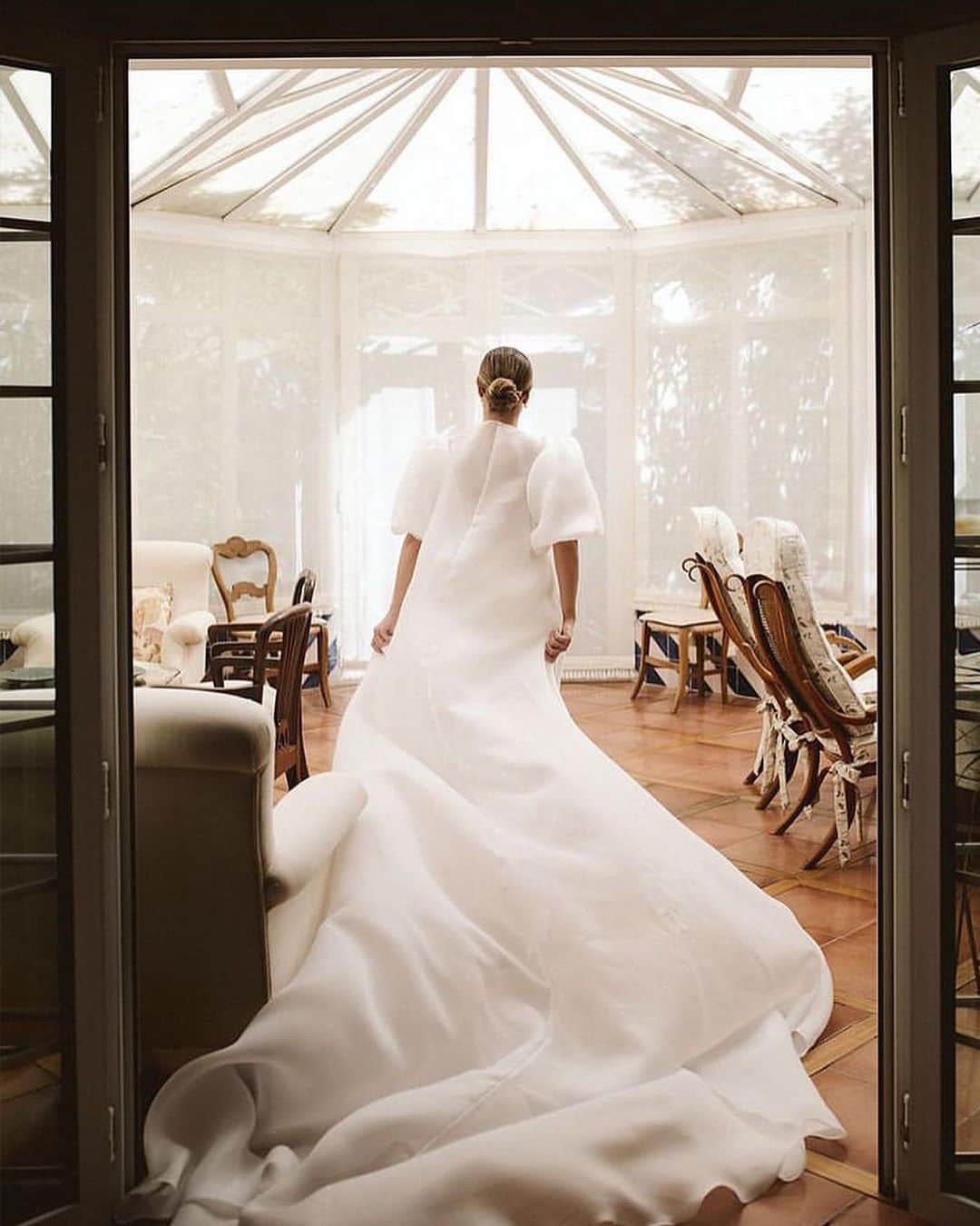 Pronoviasさんのインスタグラム写真 - (PronoviasInstagram)「To my partner in life and love, who not only stole my heart but also became an incredible father. Happy Father’s Day💛  #PronoviasBride @gazies is looking gorgeous in the Antelope gown with custom sleeves✨   📸: @valvanerastudio  Pronovias store: @pronoviasbilbao   If you want to be feature in our page share your love story here pronovias.com/share-love-story 🫶」6月18日 20時00分 - pronovias