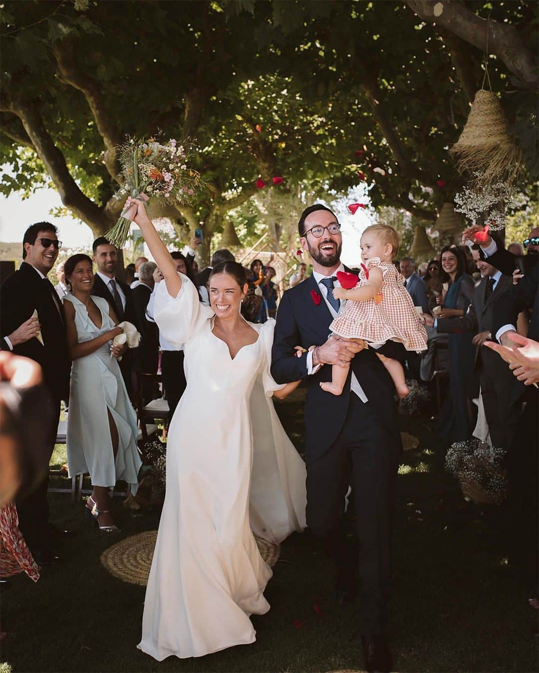 Pronoviasさんのインスタグラム写真 - (PronoviasInstagram)「To my partner in life and love, who not only stole my heart but also became an incredible father. Happy Father’s Day💛  #PronoviasBride @gazies is looking gorgeous in the Antelope gown with custom sleeves✨   📸: @valvanerastudio  Pronovias store: @pronoviasbilbao   If you want to be feature in our page share your love story here pronovias.com/share-love-story 🫶」6月18日 20時00分 - pronovias