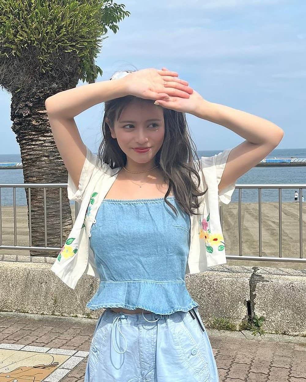 アメリカンイーグルのインスタグラム：「AEと一緒に夏を満喫しよう～🌞  AEの鮮やかなタンクトップ、そして快適なジーンズまで この夏、新しいカラフルなスタイルで自分自身を表現したいあなたにぴったり～🌈  自分らしく、自信を持って AE を着よう😚  #アメリカンイーグル #americaneaglejp #AEJeans #アメリカンイーグルジーンズ #デニム #ジーンズ #AEコーデ #TheSummerofUs #夏コーデ #夏 #マストアイテム #ショーツ」