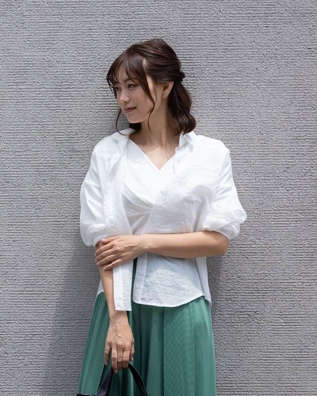 マタニティウェア&授乳服のスウィートマミーのインスタグラム：「ETERNITY SELECT 新商品発売開始のお知らせ！  レディースブランドエタニティセレクトからトレンド感お触れるシアーシャツが発売いたしました。 透け感でさりげなく肌魅せできるシースルー素材は 1枚持っておきたいアイテムです。  清涼感漂うストライプ柄で体型もすっきりと見せてくれますよ♡  通気性もあるので、汗ばむ季節もサラッと着ることができます。  また、様々なコーデと相性が良いので パンツやワンピース、キャミソールなどと合わせてもかわいいです❣  プールやヨガなどのスポーツシーンでもサッと羽織れば、冷えや日焼け対策もできちゃいます☀  #シースルートップス #ストライプシャツ #カーディガンコーデ #シアーシャツ #シアーシャツコーデ #抜け感コーデ #eternityselect #エタニティセレクト #スウィートマミー #sweetmommy  #マタニティ服 #マタニティコーデ #マタニティ #ママコーデ #授乳服」