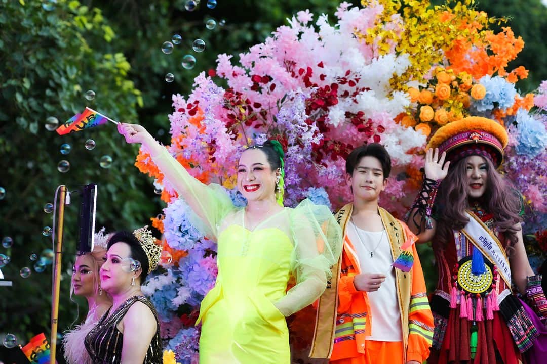 タイ国政府観光庁さんのインスタグラム写真 - (タイ国政府観光庁Instagram)「🌈アメージングチェンマイプライド2023🌈  タイ北部 #チェンマイ にて、2023年5月28日（日）にプライドパレードが開催されました🙌チェンマイの街中は華やかに彩られ、自分らしさに誇りを持って笑顔で行進していた姿が印象的でした😄ターペー門周辺では、ラーンナースタイルのファッションショーや豪華絢爛なドラァグクイーンのショー、野外映画上映など様々なイベントが開催されました🏳️‍🌈素敵な一コマをどうぞご覧ください✨  #Pride #PrideMonth #Chiangmai #GoThaiBeFree #今こそタイへ #amazingthailand」6月16日 20時00分 - amazingthailandjp