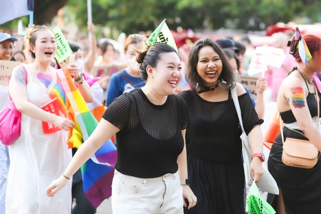 タイ国政府観光庁さんのインスタグラム写真 - (タイ国政府観光庁Instagram)「🌈アメージングチェンマイプライド2023🌈  タイ北部 #チェンマイ にて、2023年5月28日（日）にプライドパレードが開催されました🙌チェンマイの街中は華やかに彩られ、自分らしさに誇りを持って笑顔で行進していた姿が印象的でした😄ターペー門周辺では、ラーンナースタイルのファッションショーや豪華絢爛なドラァグクイーンのショー、野外映画上映など様々なイベントが開催されました🏳️‍🌈素敵な一コマをどうぞご覧ください✨  #Pride #PrideMonth #Chiangmai #GoThaiBeFree #今こそタイへ #amazingthailand」6月16日 20時00分 - amazingthailandjp
