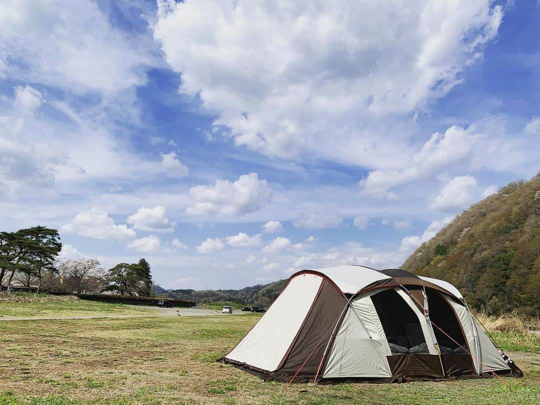 Coleman Japanのインスタグラム：「キャンプで叶える、心が満たされる究極の居住空間とくつろぎの時間🏔  📷：@alfort202202 さん 素敵なお写真ありがとうございました✨  ━━━━━━━━━━━━━━━━━ #私のコールマン を付けて投稿して頂いた中から素敵なお写真や動画は、コールマン公式SNSでご紹介させて頂きます♪ ━━━━━━━━━━━━━━━━━  ・  #灯そうColeman #灯そうコールマン #灯そう #Coleman #コールマン #Camp #キャンプ #Outdoor #アウトドア #Tent #テント #コールマンテント #ファミリーキャンプ #マスターシリーズ #MASTERSERIES #4sワイド2ルームカーブ」