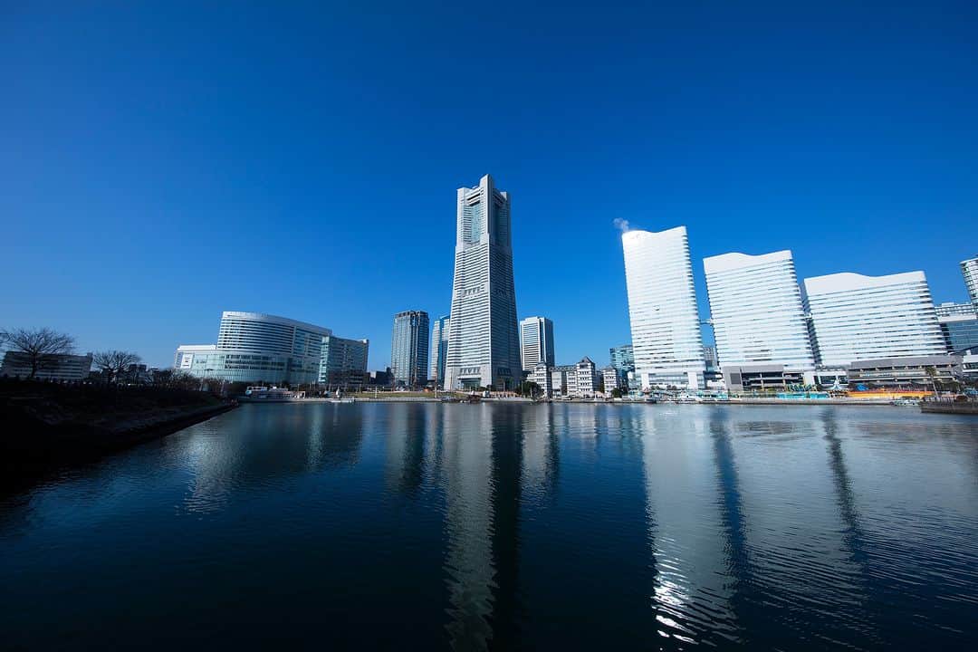 横浜ロイヤルパークホテルのインスタグラム：「... そびえ立つ存在感は、まさに横浜のシンボル。 高さ約296ｍ、70F建てのタワーは、周囲の景観と美しく調和し、より一層、横浜の景色を際立たせています⚓  Yokohama Landmark Tower stands as a symbol of Yokohama. With a height of about 296 meters and 70 floors, it harmonizes beautifully with the surrounding landscape, further enhancing the picturesque views of the city.  … 空と隣り合う「横浜ロイヤルパークホテル」 @yokohamaroyalparkhotel  #横浜ロイヤルパークホテル #yokohamaroyalparkhotel #royalparkhoteljp #ロイパ #横浜ロイパ #横浜ランドマークタワー #ランドマークタワー #ホテル #hotel #ラグジュアリーホテル #luxuryhotel #横浜ホテル #みなとみらいホテル #神奈川ホテル #国内旅行 #横浜旅行 #横浜観光 #みなとみらい観光 #myyokohama #travel_japan #travel_jp #yokohamatrip #yokohamatravel #yokohamahotel」