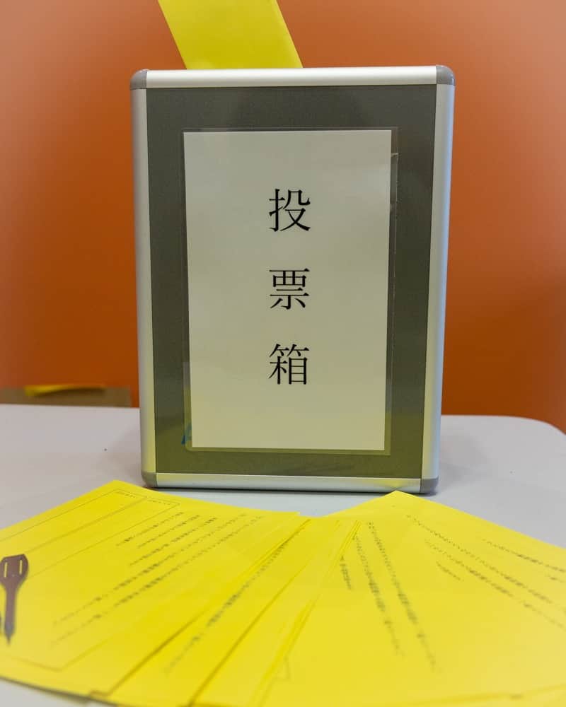 渡辺克仁さんのインスタグラム写真 - (渡辺克仁Instagram)「今月25日(日)大阪で開催「カピバラ大好きミーティング」ご参加頂ける皆様にアンケートを作りました。投票箱風の箱とミニ鉛筆も購入しました。意外と迷うと思いますので当日まで考えて来てくださいね。  質問 ①行ったことのあるオススメのカピバラに会える動物園や水族館を１つ教えてください。 ②これから行ってみたいカピバラに会える動物園や水族館を1つ教えてください。  ※国内の施設のみとさせて頂きます。 ※動物カフェ系や教育施設・個人飼育は除きます。 ※ない場合は白紙で結構です。  cookiehouse.info/?p=1783  #カピバラ #大阪 #イベント #トークテーマにします #アンケート #関西」6月16日 20時00分 - katsuhito.watanabe