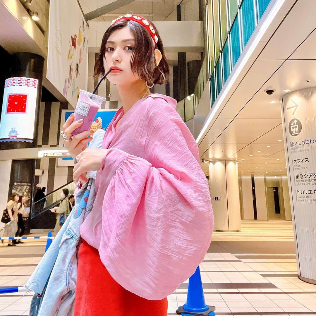 のインスタグラム：「ブラウスの袖のぽってり感🎈 可愛すぎるよね？💯  top #intimite  stonering #yuumiperaltashop  necklace #yuumiperaltashop   #古着コーデ #古着女子 #古着ファッション #古着好き #古着mixコーデ #カラーコーデ #カラフルコーデ #派手服 #派手好き #fashiongram #fashionlover #vintagelove #colorfullife #ミカコのフク」