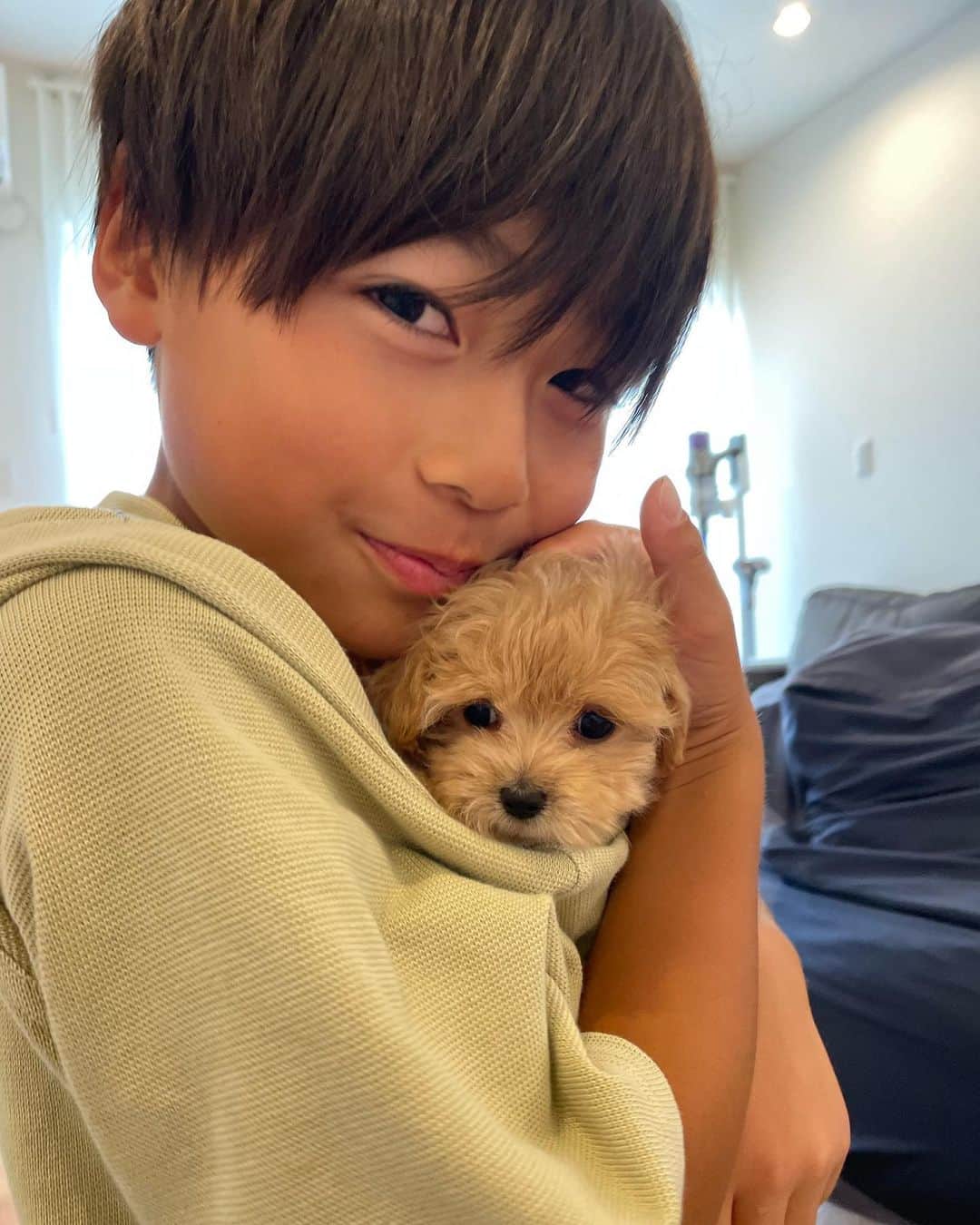 かなのインスタグラム：「． 👦🏽Rikito✖️Omochi🐶 ． 末っ子長男卒業できるかな、、？🥹 服の中にすっぽり♡なんて あっという間なんだろうなぁ〜🥰 ． ． インスタがどんどん進化していく😳💖 投稿にも音楽付けられるの🎧みんな知ってた❔🙈 ． ． #息子#子犬#マルプー#甘えん坊」