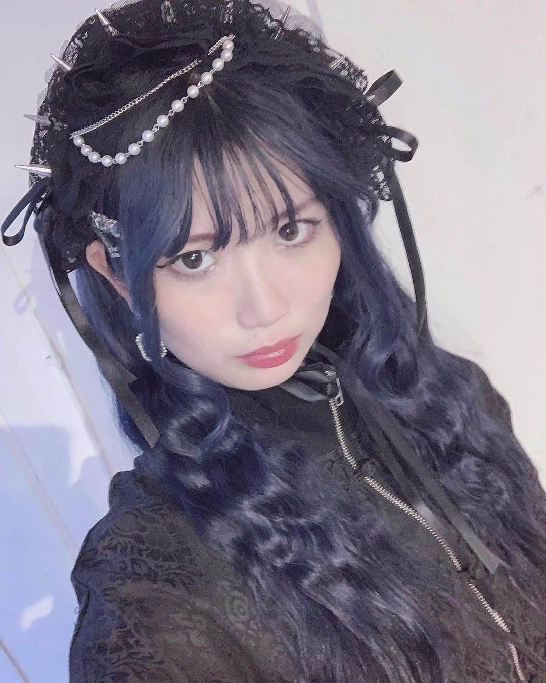 アリスムカイデのインスタグラム：「@dearis.official のチャイナジャージは なんとヘッドドレスとの相性も良いです  @dearis.official #dearis #dearisM #ブラックコーデ #ootd  #邦ロック #夏フェスコーデ」