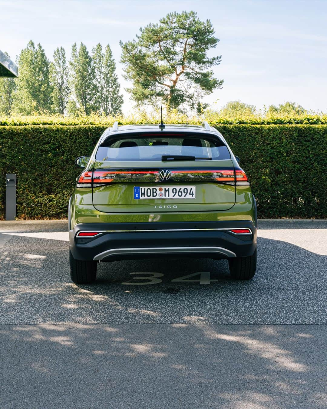 フォルクスワーゲンさんのインスタグラム写真 - (フォルクスワーゲンInstagram)「Sunny parking spot. 💚 #urban #design #vwtaigo #volkswagen #vw   The vehicle displayed shows optional equipment.」6月16日 19時59分 - volkswagen