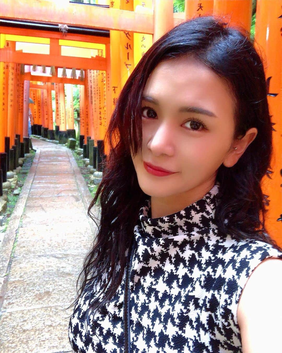 中山千恵子のインスタグラム：「京都観光⛩ ✨  ずっと挑戦したかった山頂も登れた⛰  おもかる石は激重だったけども😂笑  初の1人旅楽しかった✨  今年は色んな所に旅行行きたい✈️  #京都 #kyoto #京都旅行 #伏見稲荷大社  #タビジョ #1人旅 #travel  #kyototrip  #女子旅  #fushimiinari」