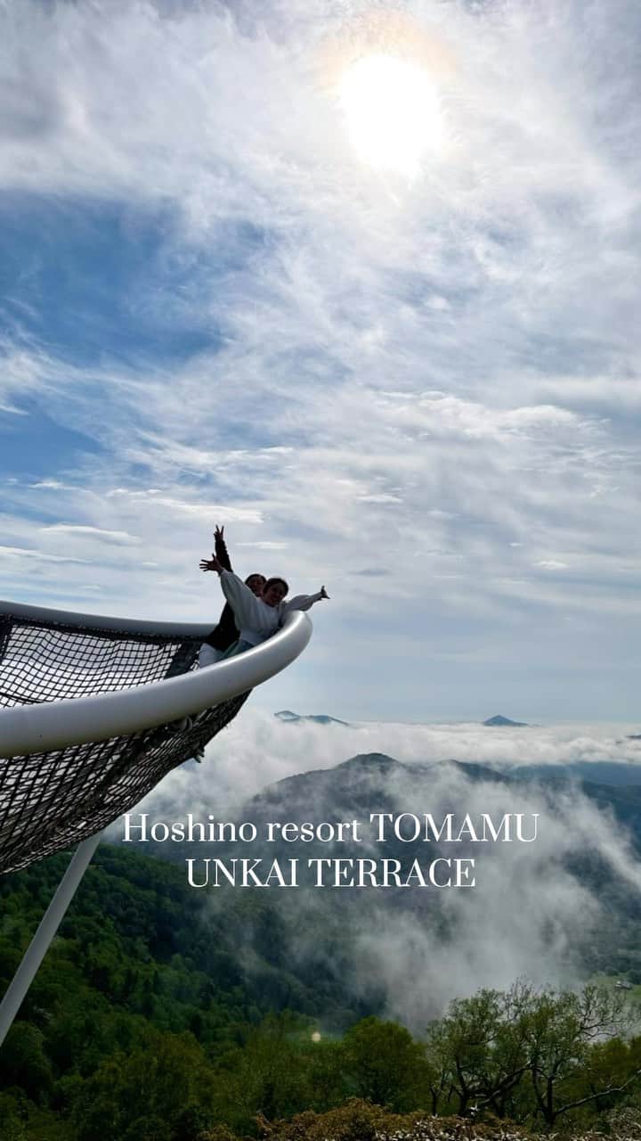 埜藤理恵のインスタグラム：「北海道トマム旅行奇跡の雲海☁️ なんと今年1番の雲海が見れました🧚‍♂️♪ ここぞという時は天気に恵まれた女←💁🏼‍♀️ @hoshinoresorts.tomamu.unkai   行ってみたい人やこれから行く人へのプチ情報！  ▫︎am4時半起き 今回は星野リゾートザ・タワーに宿泊 4時50分の雲海行きのバスがありますが 平日でも関係なくホテル前のバス乗り場激混みでした🚌 4時半ぐらいにバス乗り場で待ってる方が 早い便に乗れそう ↓ バスでゴンドラ乗り場に到着したらすでに 長蛇の列！(１時間半ぐらい待ちます)寒 ↓ ▫︎am6時ごろ ようやくゴンドラに乗れて 登っていく間、景色最高!鹿とかいる🦌 ↓ ▫︎am6時半 雲海テラスに到着 (山の上の方は1桁代の気温のときもあるみたいですが 昨日は15度ぐらいありました☀️) そこから見どころスポットが 5箇所ぐらいに分かれてて 全部撮影したりしながらで １時間ぐらいで回れる (６歳の娘なら元気もりもり余裕の距離でした🙆‍♀️) ↓ ▫︎am7時半 全部見終わった頃 もう雲海はほとんど消えてた！☁️ 雲が発生するタイミングでたまたま上にいるかは ゴンドラの待ち時間との戦い😂☁️🙏🏻 ↓ 最後は疲れ切って雲が乗ってるサイダーを飲むよね🥤 雲サイダーは娘に 👩🏻‍🦰『これ、ほんまの雲やねんで？ ここの店の人が雲とってきて サイダーに乗せてくれてん。 来れた人しか食べられへんねん☁️ 雲食べれるとかめっちゃレアやで👌🏻』 って言ったら  👧🏻『え！嘘！雲なの？これ？！ わたあめみたいな味だね！ 雲食べたことある人なかなかいないよね？ めちゃすごいやん！☁️☁️🤩』 って興奮してました笑  可愛い嘘信じてくれた☁️😂 いつまで信じてくれるかなー♡  ※注意点 サンダルや厚底はマジで危険 脱げにくい靴や歩いやすい靴じゃないと スポットでの撮影でグダグダになる笑 あと全部回り終わった後の めちゃくちゃ急な階段が急すぎて 全身の体力一気に奪われます 次の日は確実に筋肉痛になりますw  でもでも全部ひっくるめて 一度は行って欲しいです✨✈️ほんとおすすめ！  毎年旅行にいく寅年の旅 寅会🐯 @nailfumi @sherrydolce_rika と♡ 道路で鹿出てきて シカーーーシカシカシカシカー！！！🦌🦌🦌と 叫んだり 豪雨すぎる中初めて高速運転したり🚗 ゴンドラで松山千春熱唱したり 娘も懐きすぎていっぱい遊んでもろて とにかく美味しいものたくさん食べれて 幸せ。 思い出モリモリ🐯🤍 (思い出もっとあるはず笑)  楽しい旅でした🧚‍♂️  雲海テラス @hoshinoresorts.tomamu.unkai #雲海テラス #雲海テラス星野リゾートトマム」