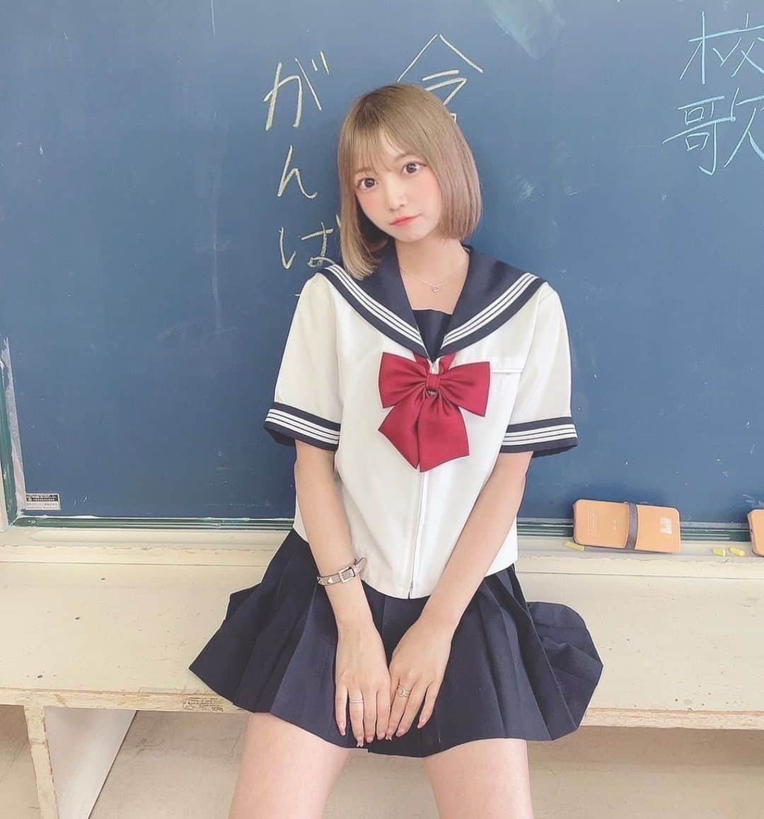 早河ルカ（るー）のインスタグラム：「学校で撮影してきたよ〜！！久しぶりにセーラー服着たよ〜🫶  まだ高校生いけちゃう？🙄   #セーラー服  #ranzuki  #金髪ボブ」