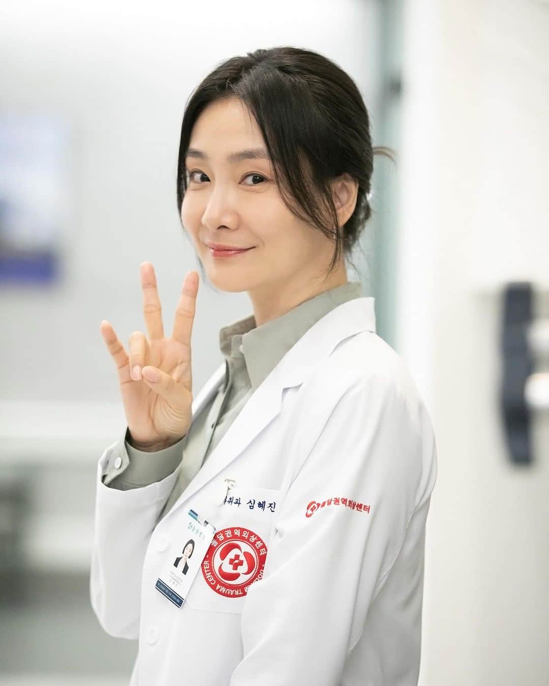 パク・ヒョジュのインスタグラム：「낭만닥터김사부쓰리에 나온다고 하고 싶었던거지? 손가락왜저런거죠🤓  #심혜진교수안녕 #낭만닥터김사부3」
