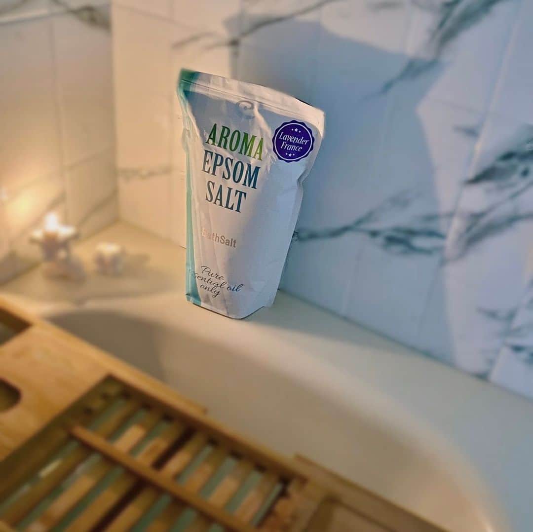 yukieのインスタグラム：「今日の入浴剤は🛁はアースコンシャスさんの アロマエプソムソルト.ラベンダーフランス✨ ⁡ ⁡ フランス産天然ラベンダーエッセンシャルオイル配合で✨めちゃくちゃ良い香りに包んでくれるので癒されます🛀　 ⁡ ⁡ こだわり厳選の上質な原料で作られていて、 合成香料着色料防腐剤、一切無添加のオーガニック✨おすすめ入浴剤😊 ⁡ ⁡#美容 #おすすめ  #エプソムソルト　#バスソルト　#入浴剤　#バスタイム　#スキンケア　#ヒーリング　#アースコンシャス　「PR」」