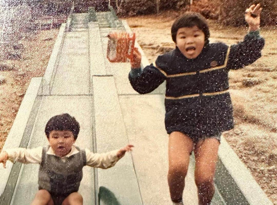 西寺郷太さんのインスタグラム写真 - (西寺郷太Instagram)「弟分の阿楠、誕生日おめでとう🎂🎊🎂🎊。  １枚目 2000年ごろのクラブイベント。 ２枚目　新宿にて俺小6、阿楠年長くらい。この頃からビートルズ大好きだった。 ３枚目　滑り台。だいたい口を開けてちょけている。 ４枚目　6歳違う阿楠をアンドリュー役に、WHAM! 「MAKE IT BIG」ごっこ。1984の冬。」6月16日 20時13分 - gota_nonareeves