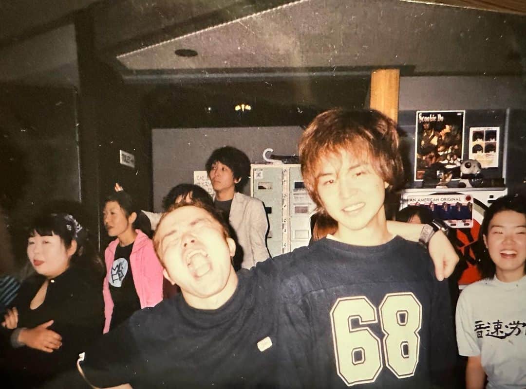 西寺郷太のインスタグラム：「弟分の阿楠、誕生日おめでとう🎂🎊🎂🎊。  １枚目 2000年ごろのクラブイベント。 ２枚目　新宿にて俺小6、阿楠年長くらい。この頃からビートルズ大好きだった。 ３枚目　滑り台。だいたい口を開けてちょけている。 ４枚目　6歳違う阿楠をアンドリュー役に、WHAM! 「MAKE IT BIG」ごっこ。1984の冬。」