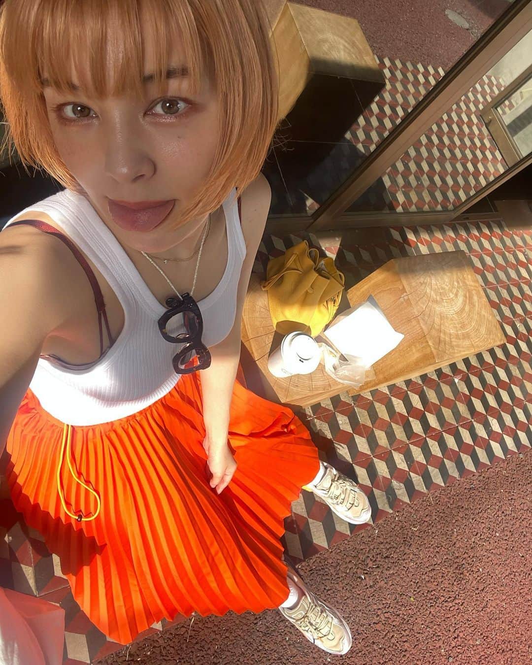 ステファニーのインスタグラム：「☕️🍪🌞🥕 太陽の日差しを浴びながらカフェタイムは至福だぁ〜。 #love #dayoff #cafe #カフェ #カフェ巡り #中目黒カフェ #池尻大橋カフェ」