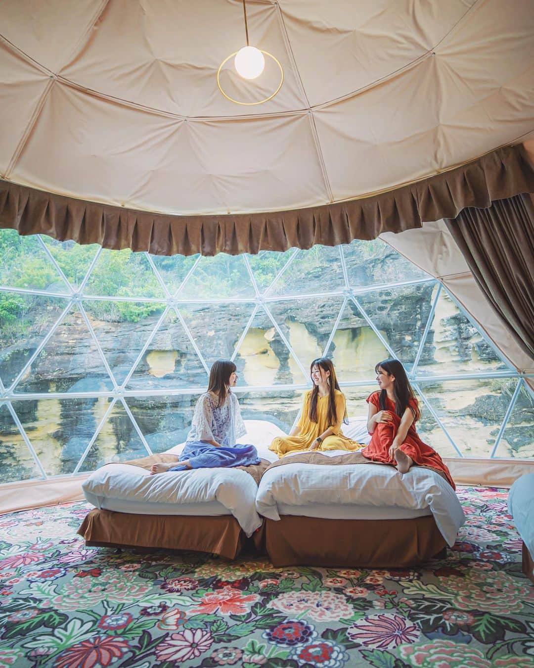 Sherryさんのインスタグラム写真 - (SherryInstagram)「ㅤㅤㅤㅤㅤㅤㅤㅤㅤㅤㅤㅤㅤ ㅤㅤㅤㅤㅤㅤㅤㅤㅤㅤㅤㅤㅤ 少し前に初めての和歌山県の白浜に グランピングに行ってきたよ🏕️✨ ㅤㅤㅤㅤㅤㅤㅤㅤㅤㅤㅤㅤㅤ 車で行ける無人島にあって、 目の前は一面海というロケーション🥺🏖️ 広いお部屋、豪華なBBQの夕食、 テントサウナにプライベートビーチ、 夕方から現れるおしゃれなBarカウンターなどなど… お天気が良ければサンセットや 花火も楽しめるグランピング施設でした😭✨ ㅤㅤㅤㅤㅤㅤハーゲンダッツも食べ放題だったし、 ご飯も本当に美味しくて贅沢だったよ！ ㅤㅤㅤㅤㅤㅤㅤㅤㅤㅤㅤㅤㅤ 絶対夕陽が綺麗だから またサンセットリベンジしたいなぁ…🫶 ㅤㅤㅤㅤㅤㅤㅤㅤㅤㅤㅤㅤㅤ --------------------------------- 📍 #anelandグランドーム和歌山白浜 @an.eland  🗺️ 和歌山県西牟婁郡白浜町堅田2368-3 🗓️2023.6上旬 🏷️ #sherry_wakayama #sherry_travelphoto  　#glamping #グランピング  ---------------------------------」6月16日 20時15分 - sherry_1113