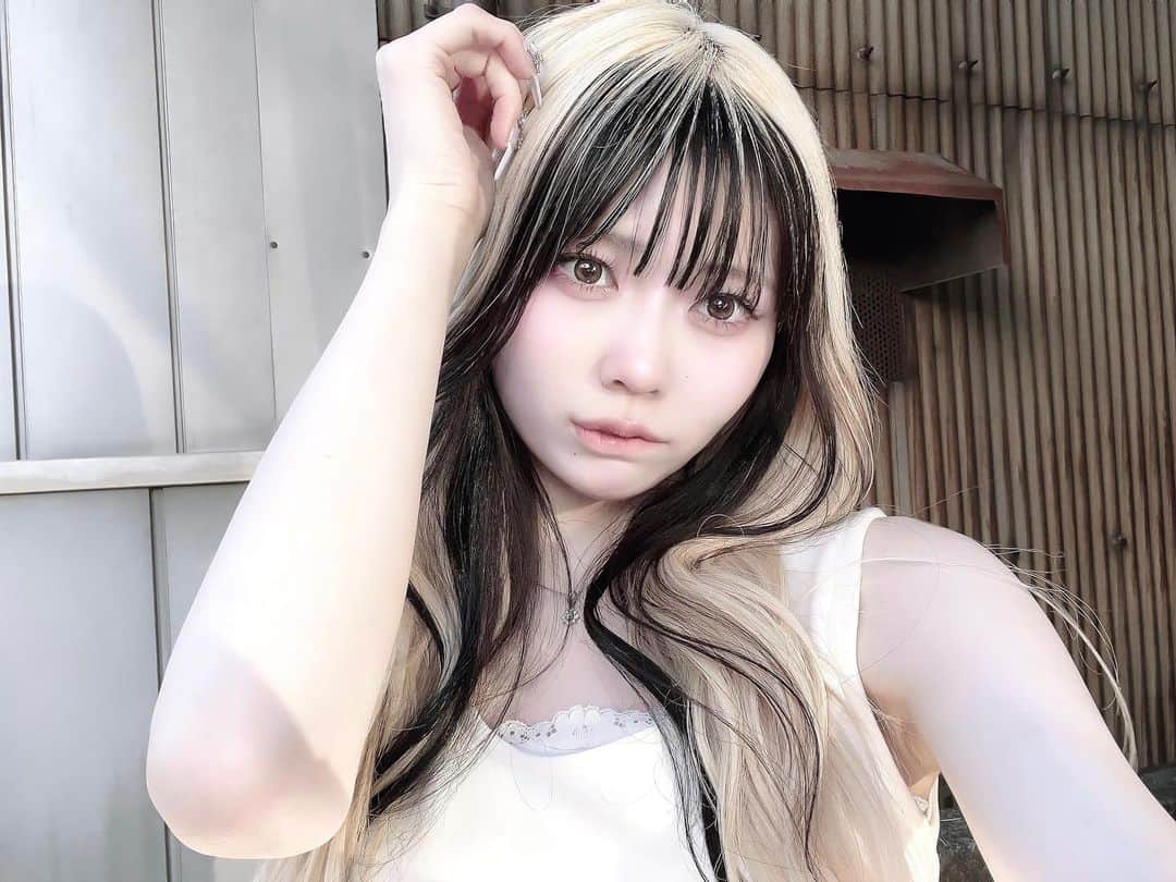 謝花南のインスタグラム：「. ＾ 　0o0  ミ ・ 。・ ミ —○———○——————— #ololalens #オロラカラコン #カラコン」