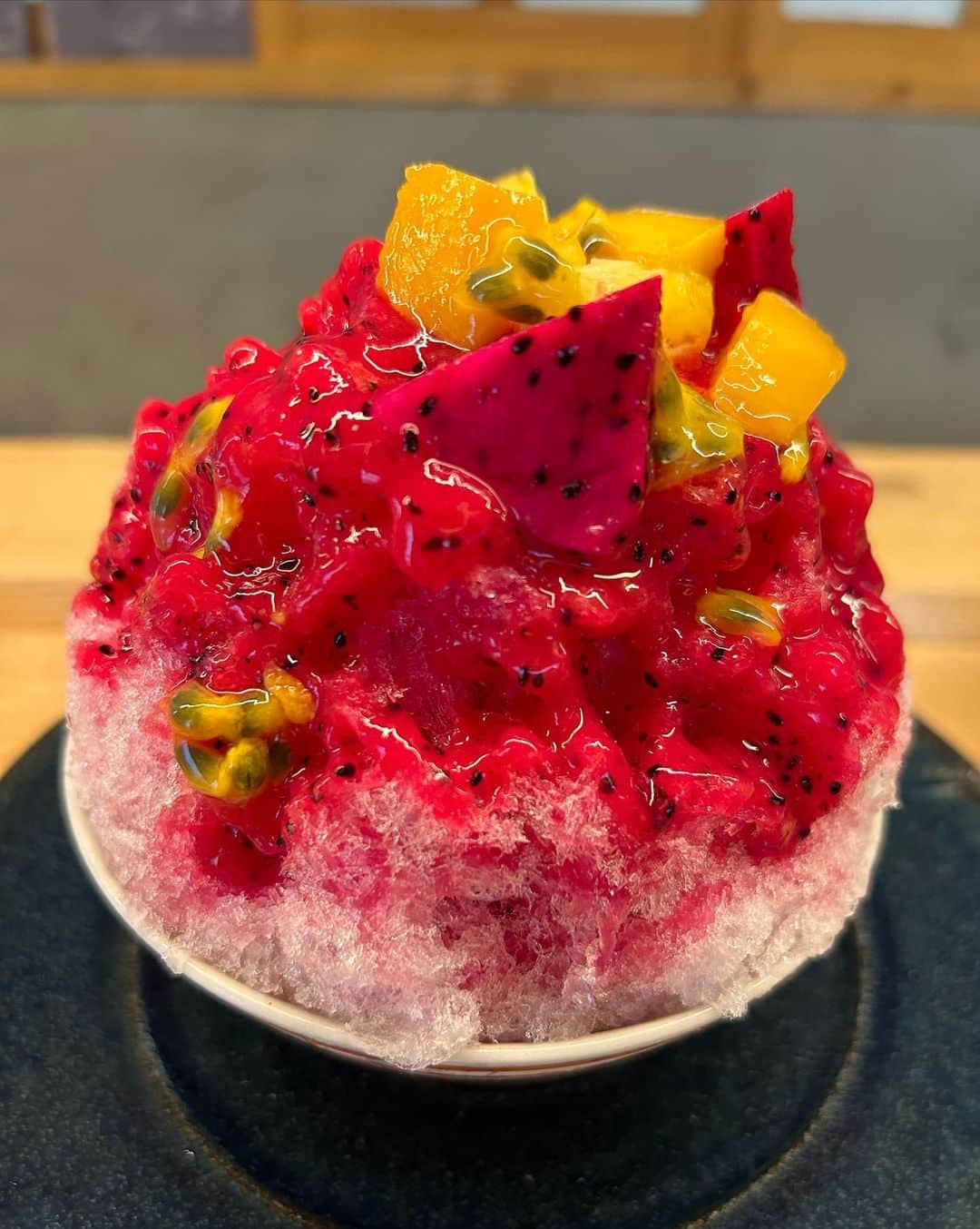 渚志帆さんのインスタグラム写真 - (渚志帆Instagram)「吉祥寺『中町氷菓店』さん🍧  ＊南国の悪戯 ＊青梅×ラム酒ジュレ ＊レッドルバーブ×ルビーレッドｰ紅 kurenai-  久しぶりの中町氷菓店さん！ メニューがまた進化を遂げていて悩みに悩み選んだ三杯！ エルダーフラワーティーがベースの南国の悪戯。 何故このネーミングにしたのかお聞きすれば良かった...！ 大好きなドラゴンフルーツが入っていたのが個人的に嬉しかった😋 マンゴーやパッションフルーツも入って高級感満載すぎてお口の中幸せだらけです... バランスから素材から何もかも素晴らしい一杯でした！ 青梅のかき氷は初めて🍧 私はラム酒が好きなのでそこに惹かれてオーダーしました🪄 写真で見ると一見シンプルに見えますが味はしっかりとしていて青梅がキリッとさっぱり美味しい！ ジュレが大きくてプルプル食べ応えあってこれめっちゃ好きだよ〜！！！ ラム酒がふわっと効いてちょっぴり大人なかき氷でした☺️ 最後に真っ赤なレッドルバーブ！ ルバーブってすっごく美味しいんです！！！ キリリっとした甘酸っぱさと苦味が絶妙にマッチ💫 ルバーブってコンフィチュールとかジャムとかが多いんだけど、なんと中町氷菓店さんのルバーブは果肉も入ってて驚き😳 ルバーブ果肉初めて食べたんだけどなめらかな酸味で美味しい〜✨ 三杯ともそれぞれ芸術クオリティの度を超えておりました...！ 美味しくご馳走様でした🙏✨」6月16日 20時22分 - totsuka_ruu