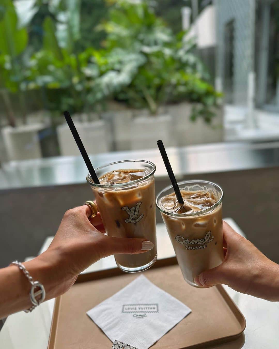 のインスタグラム：「. 迷ってたら、急にLVカフェ出てきて目的地変えた。😂🤍 可愛かった🤍🤍🤍🤍」